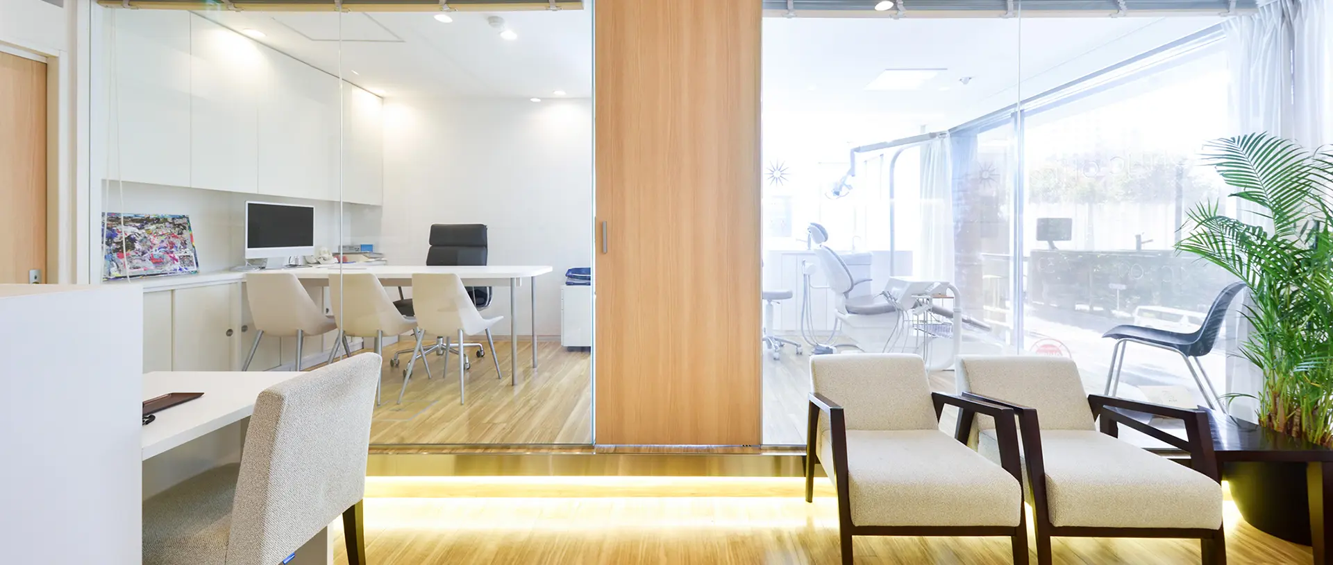 東京・文京区の「アールエフ矯正歯科」は、マウスピース型矯正装置（インビザライン）を中心にワイヤー・ブラケット矯正も含めた矯正治療を行なう、歯列矯正専門のクリニックです。