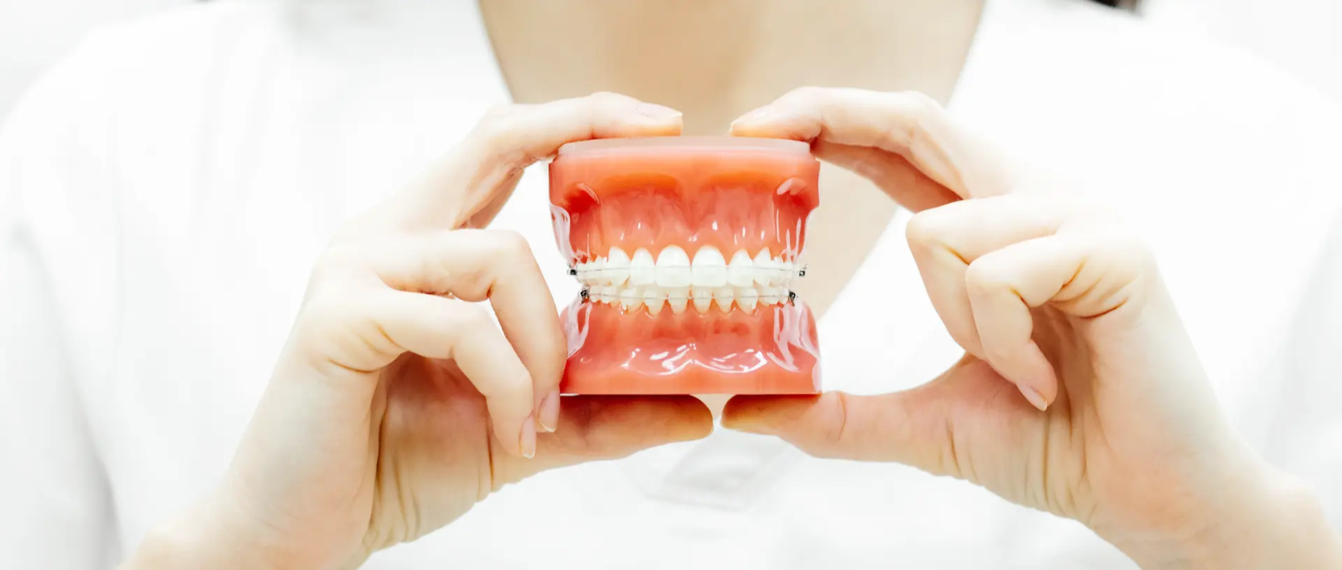 見えにくい透明な装置を使った表側矯正