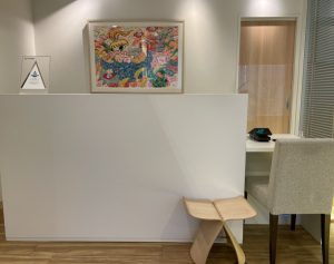 ブラインドをあげて写真撮影☆