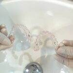 矯正中の正しいマウスピース洗浄方法　